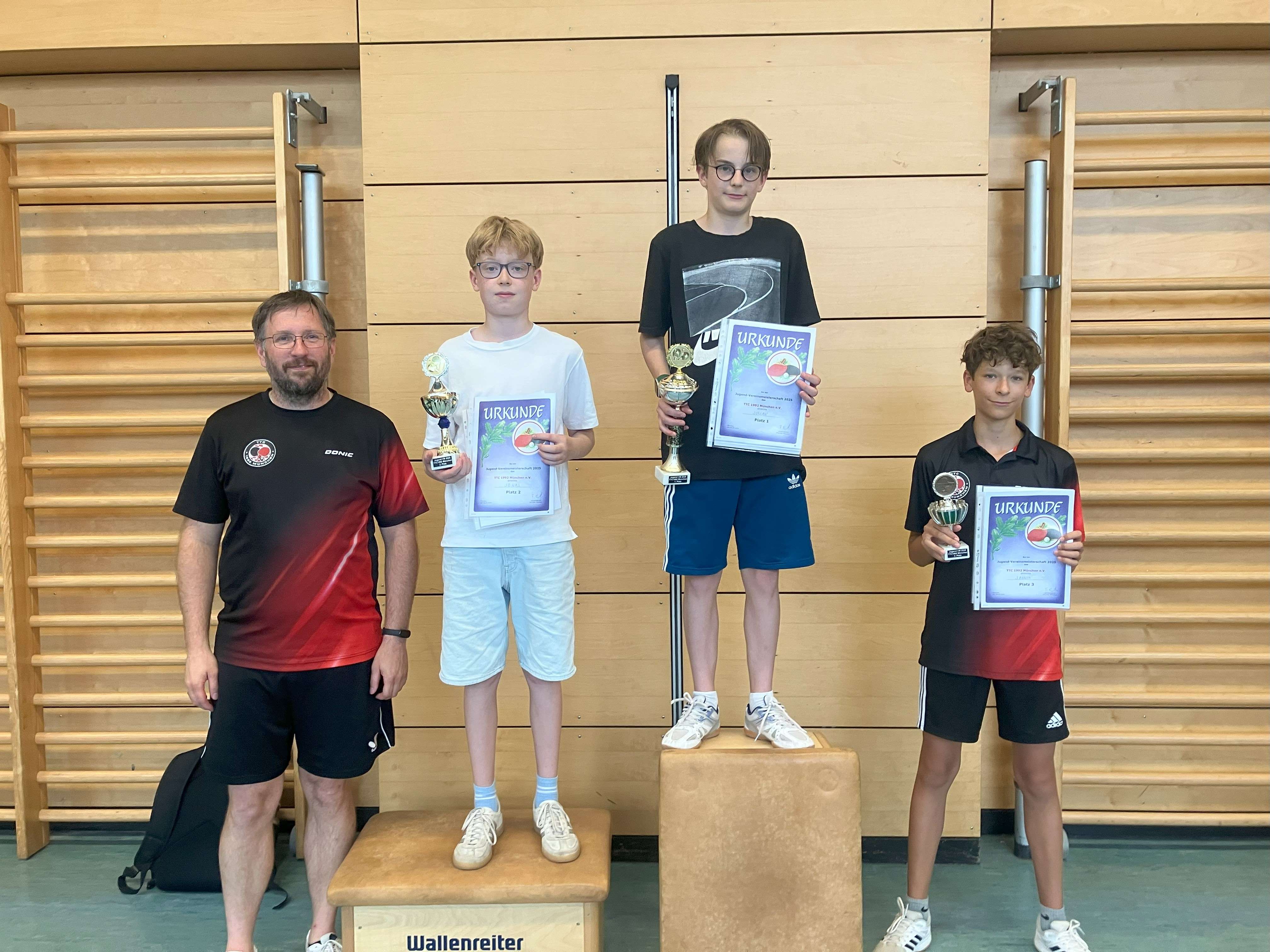 Die drei Erstplatzierten (von rechts) Jannik, Julian und Jonas mit dem Vorsitzenden Thomas